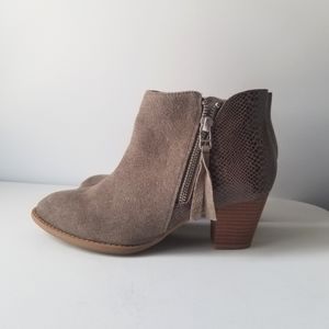 Vionic women's Anne ankle booties size 6.5